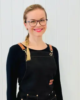 Victoria, the cake artist behind Bear's Bakery